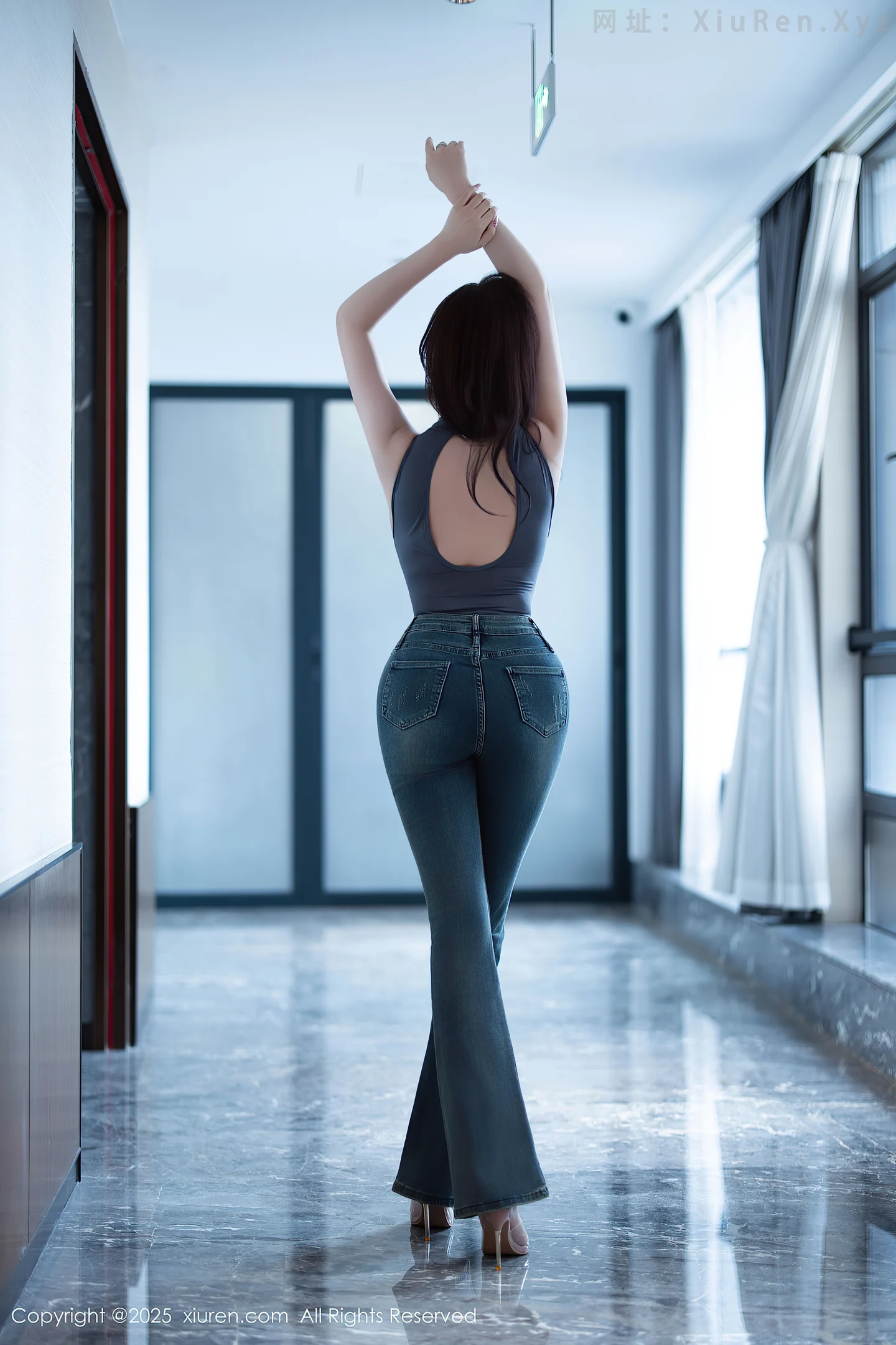 图片[2]-[XiuRen秀人网] VOL.10952 女神CHENCHEN.性感灰色服饰配蓝色牛仔裤秀丰腴身材诱惑写真90P-秀人网官方网站